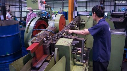 臺灣臺萬自行車零件工廠參觀:瘋狂的機器人|企業(yè)參觀 - 美騎網(wǎng)|Biketo.com
